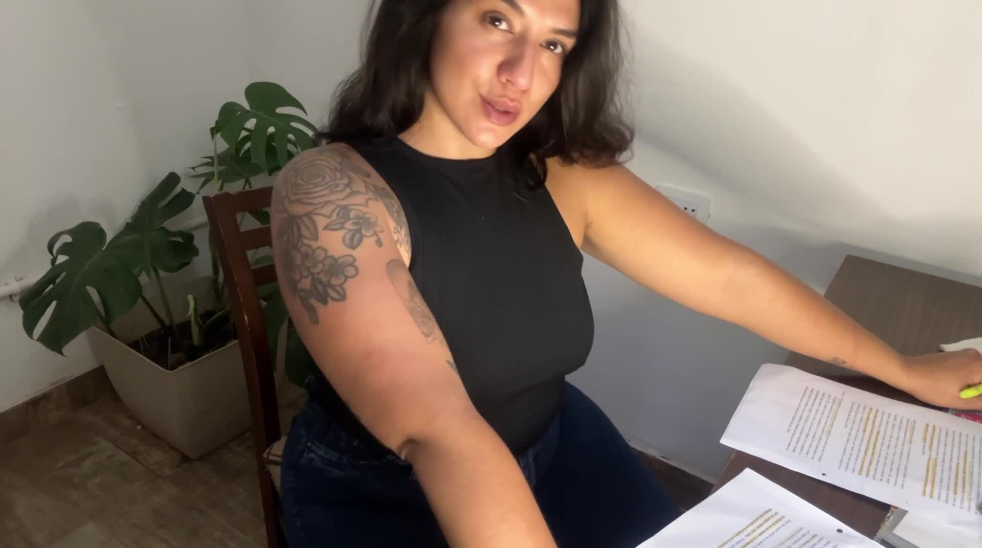 Thefartworld - Carla's farts are so relentless that she just about leaves h..