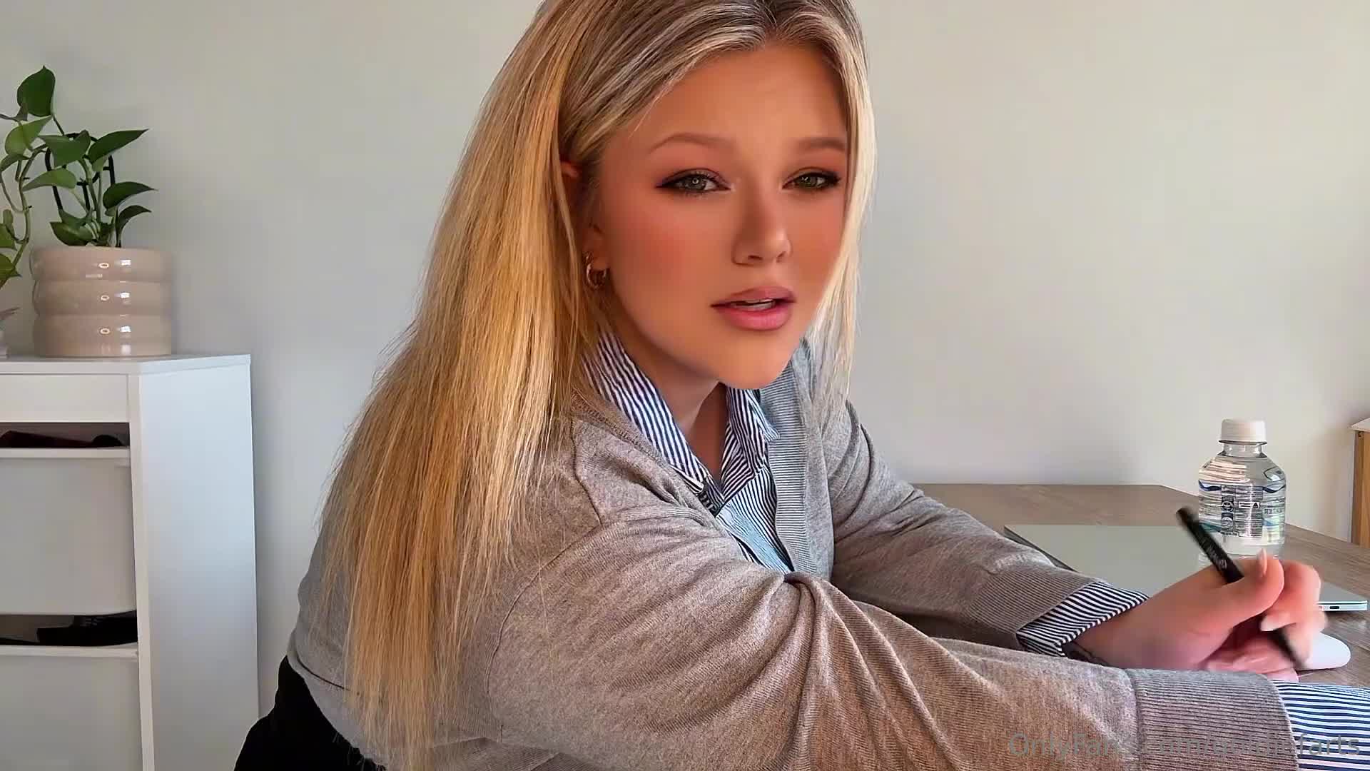 goldiefarts OnlyFans leaked Goldiefarts - I’m stuck in class but I REALLY need to fart on HDthot