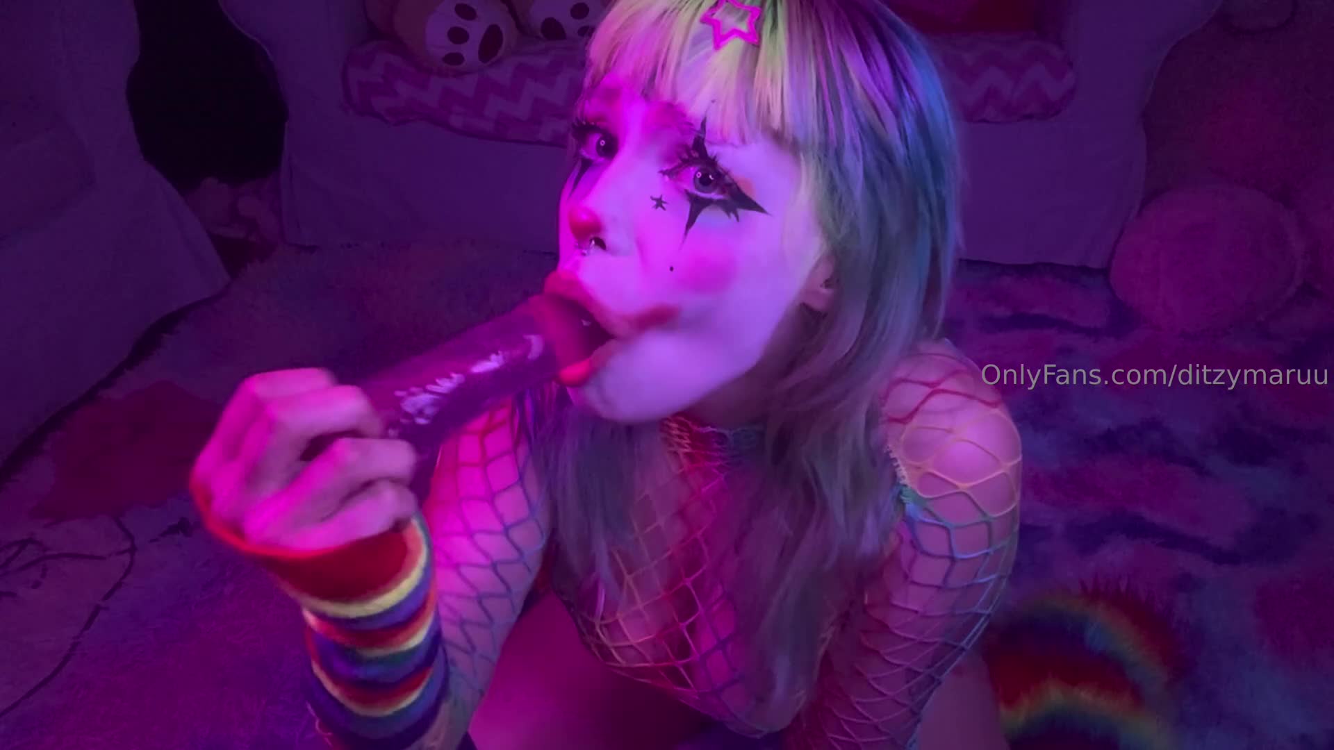 Ditzymaruu - welcum to my circus !! my magic tricks consist of making pha..