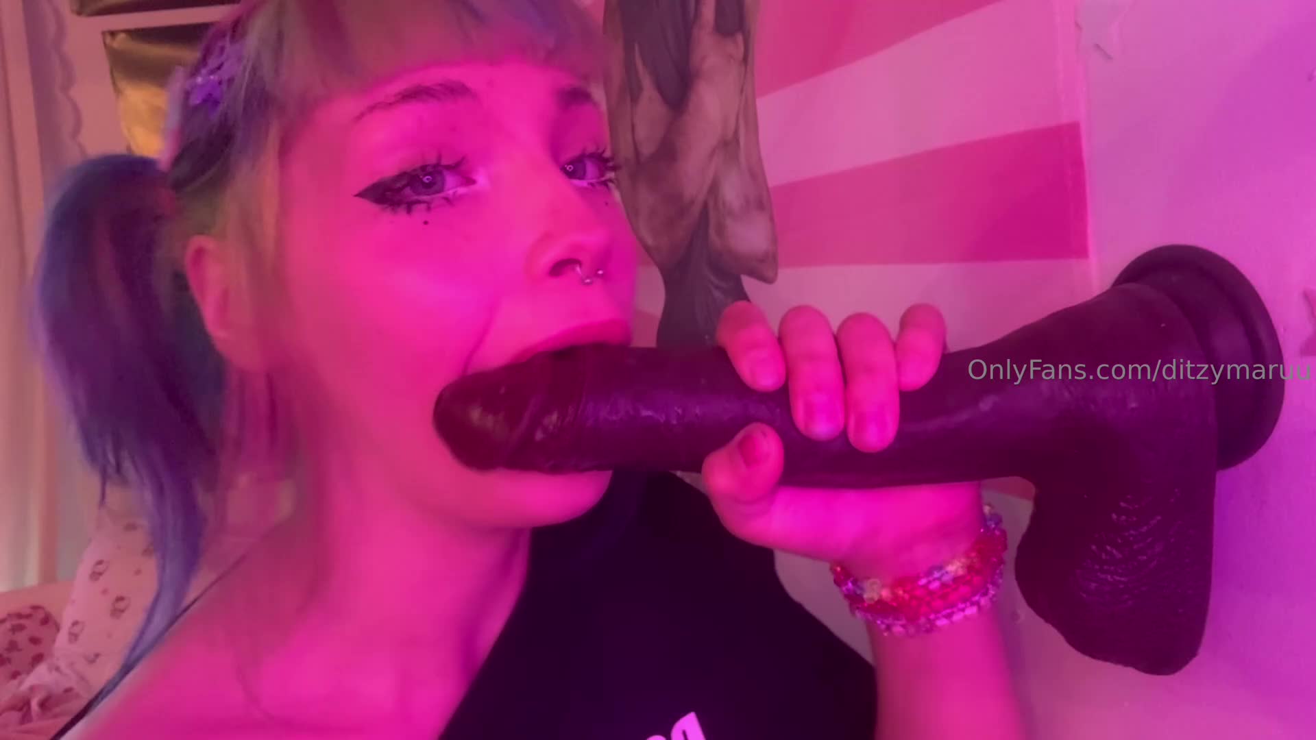 Ditzymaruu - made a quick throating vid before getting to class !!