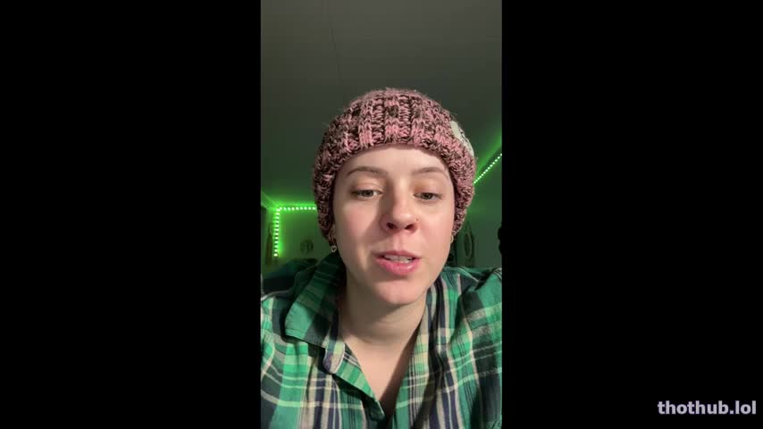 KKxoXOxoKK flasing her tits and ass live on twitch