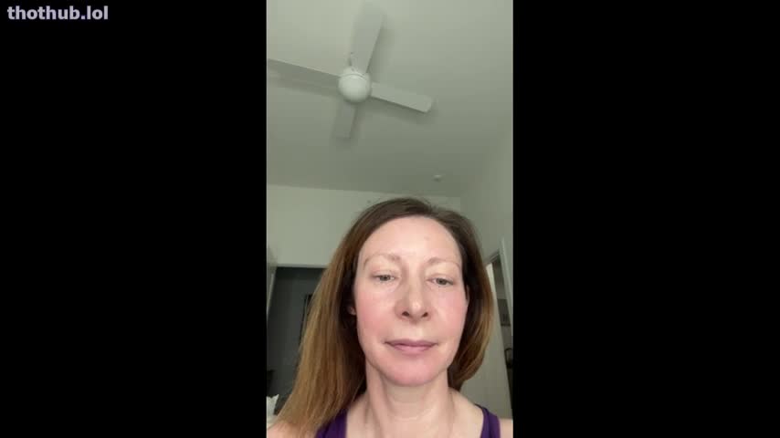 ur_Gurl_Glossy flashing live on twitch