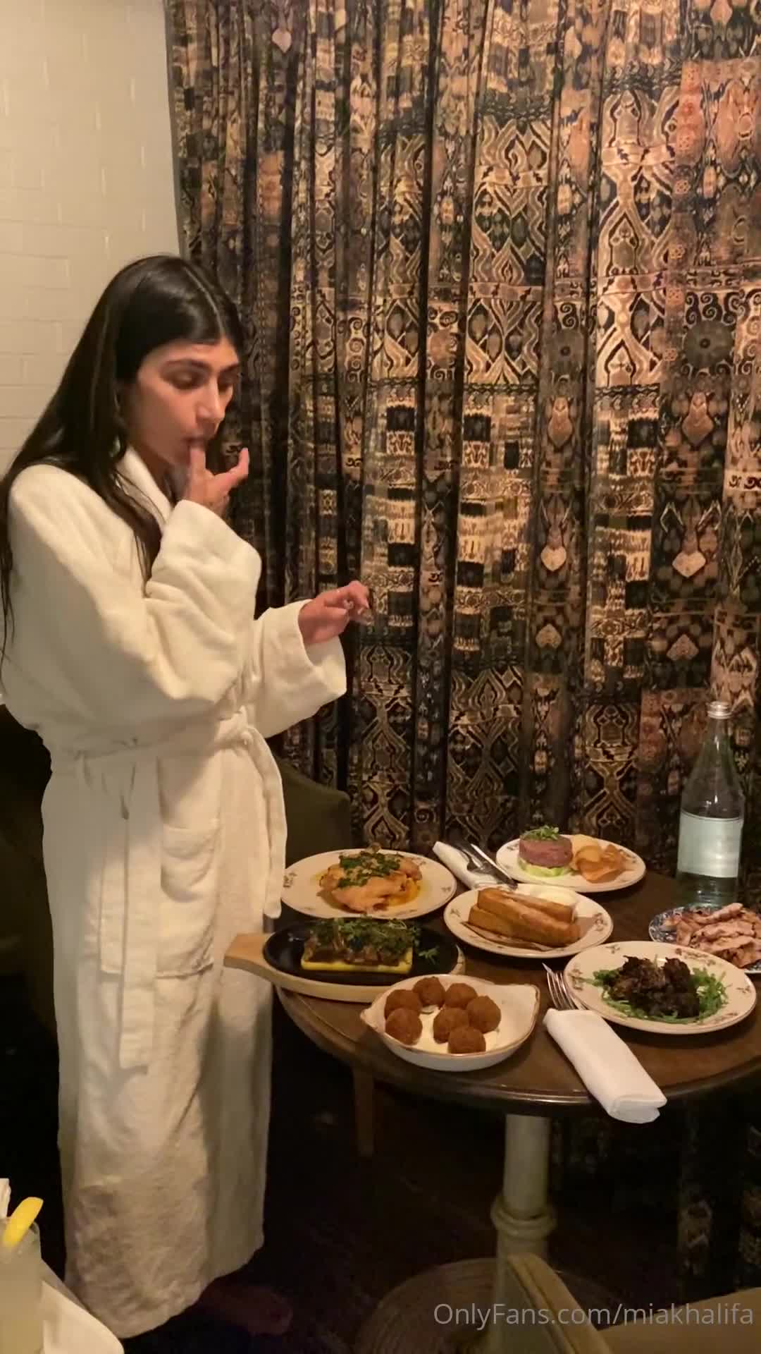 Mia Khalifa Nude Dinner OnlyFans Livestream Leaked