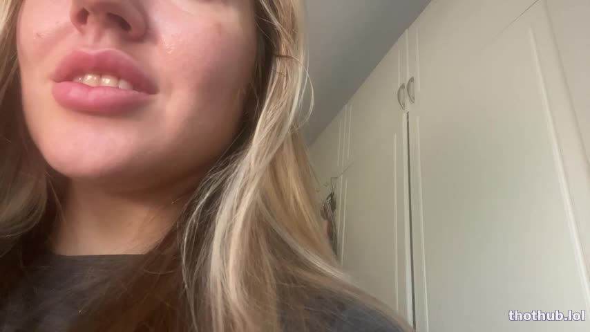 alexabladdie flashes her tits and ass live on twitch