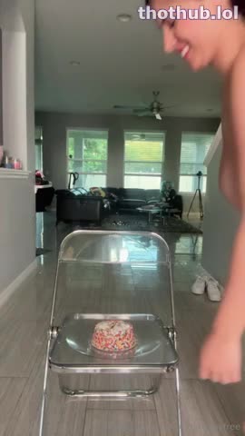 Strawberrytabby naked pussy play with cake