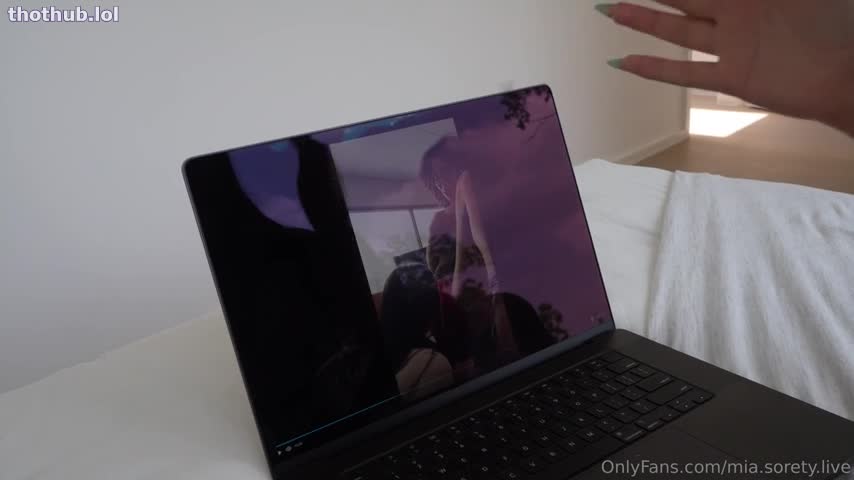 Mia Sorety GG #13 - Jadeteen Borrows Mia's Laptop