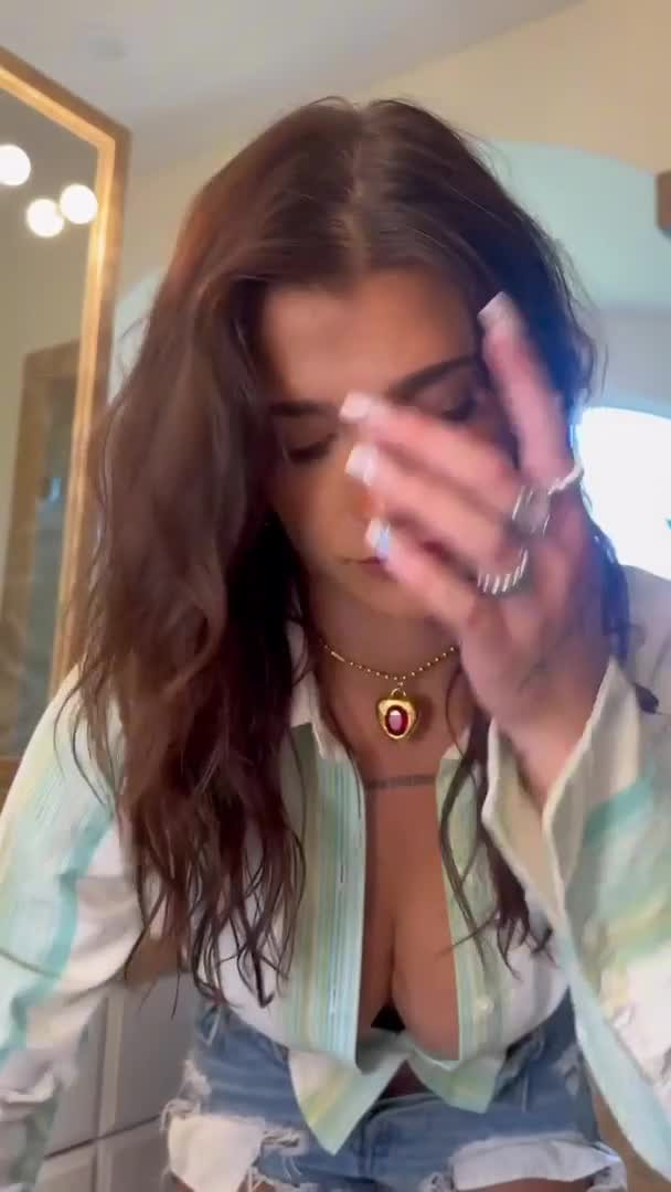 Ari Kytsya Uses Sex Toys To Pleasure Herself