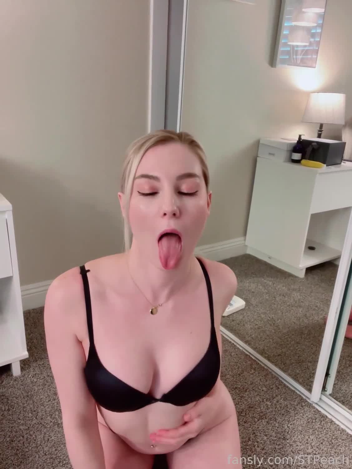 STPeach Ass Spreading Tongue Out Fansly Set Leaked