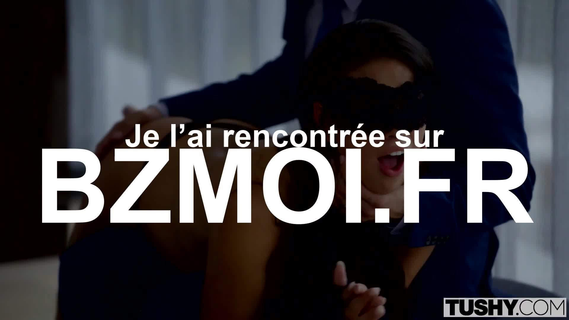 L'actrice porno Asha May gicle de plaisir