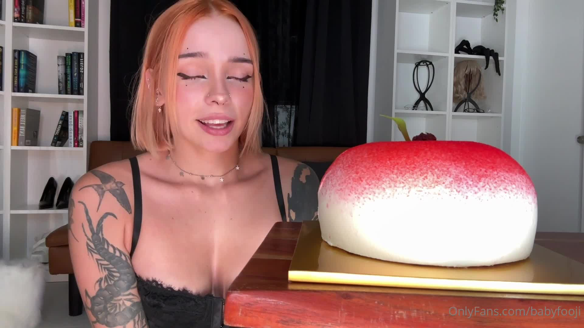 BabyFooji Plays With Her Pussy And Covers Her Body With Cake - Food Play