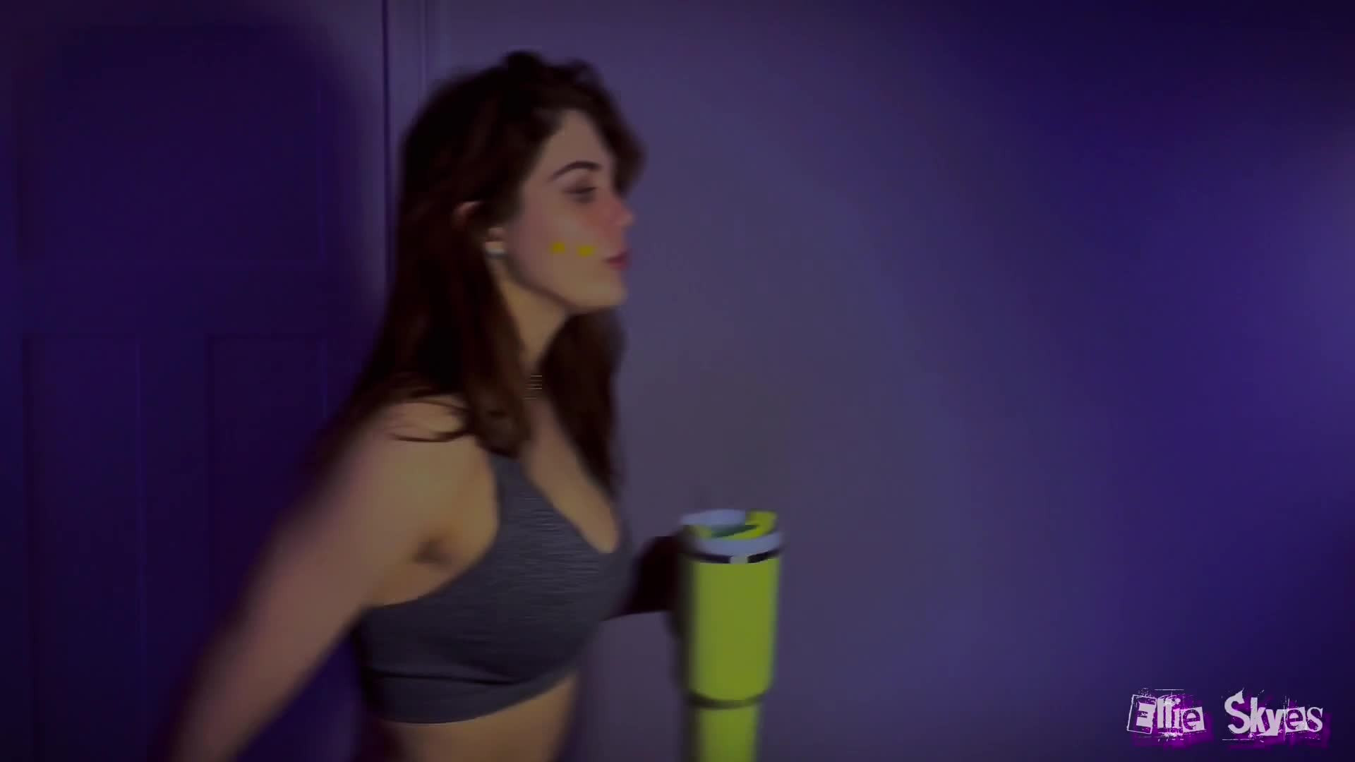 Ellie Skyes - Your Muscle Mommy