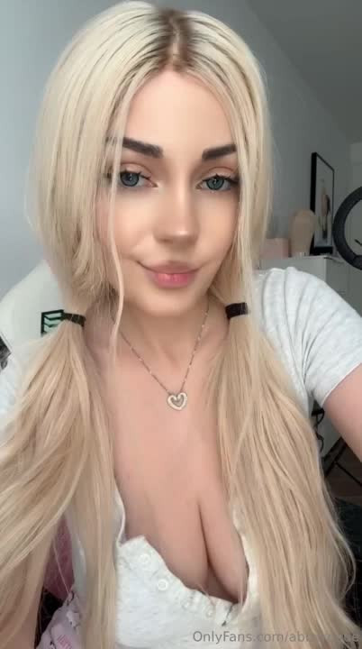 Mellooow - Masturbates with Her Fingers and a Dildo