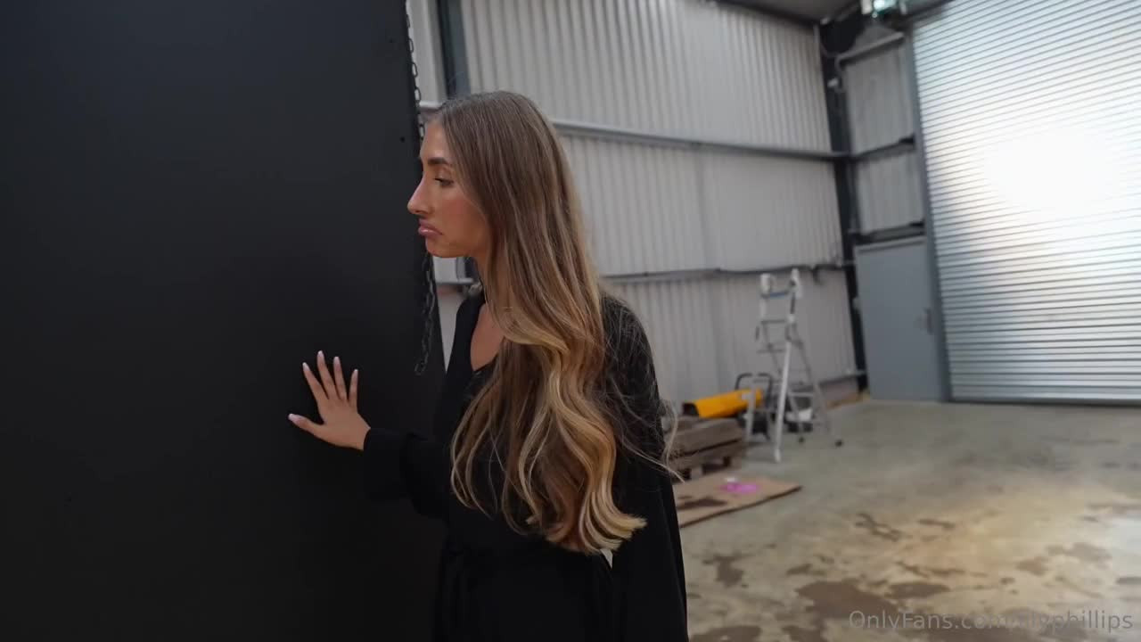 Lily Phillips - PPV Gloryhole Gangbang w/ FakeTruck