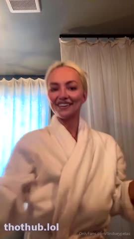 Lindsey Pelas nude paint livestream